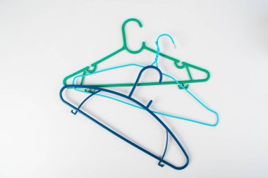 Beyaz arka plan üzerinde izole plastik elbise askısı 