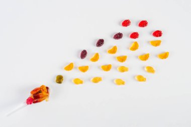Beyaz arka plan üzerinde meyve gummi şekerler çeşitler 