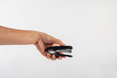 Eldeki siyah zımba beyaz arkaplanda izole. 