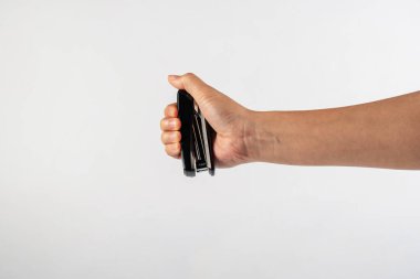 Eldeki siyah zımba beyaz arkaplanda izole. 