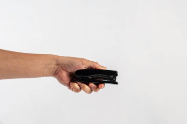 Eldeki siyah zımba beyaz arkaplanda izole. 