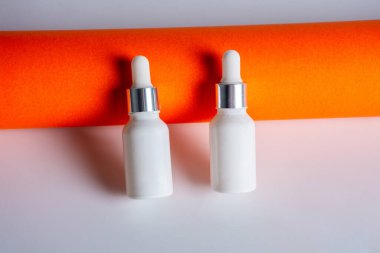 Kozmetik şişeleri, krem için plastik beyaz tüp turuncu ve beyaz arka planda losyon