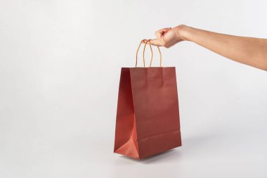 Beyaz arka planda kırmızı kağıt alışveriş torbası..