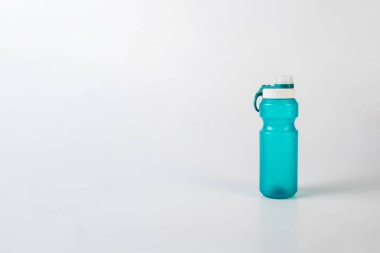 Elle tutulan bardak soğuk hava deposu. Tumbler cam soğuk hava deposu. beyaz arkaplan.