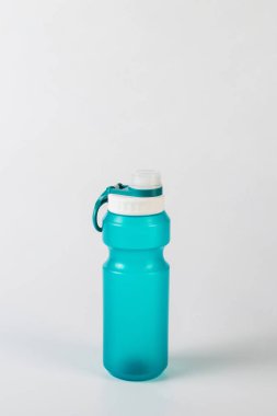 Elle tutulan bardak soğuk hava deposu. Tumbler cam soğuk hava deposu. beyaz arkaplan.