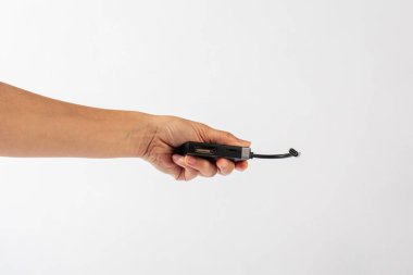 Beyaz arkaplanda elinde siyah kart okuyucusu