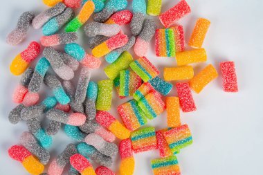 Ekşi tatma renkli jelibon solucanları beyaz arka planda çizgi olarak