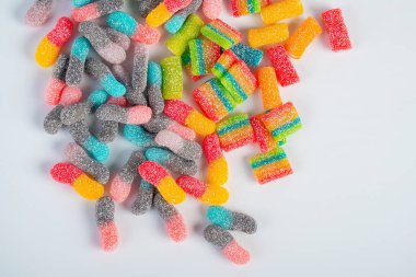 Ekşi tatma renkli jelibon solucanları beyaz arka planda çizgi olarak