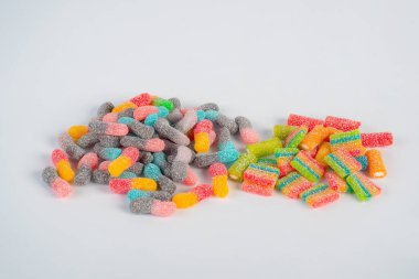 Ekşi tatma renkli jelibon solucanları beyaz arka planda çizgi olarak