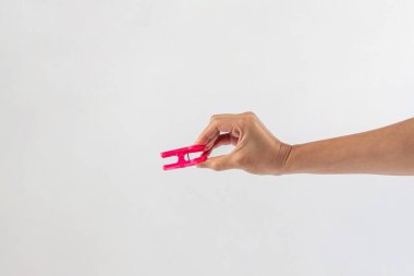 Beyaz arka planda elde asılı giysileri kapat