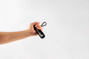 Beyaz bir arkaplanda el feneri bulunan elektrik LED feneri