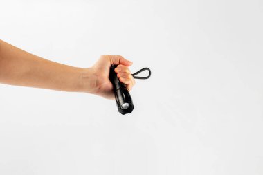 Beyaz bir arkaplanda el feneri bulunan elektrik LED feneri