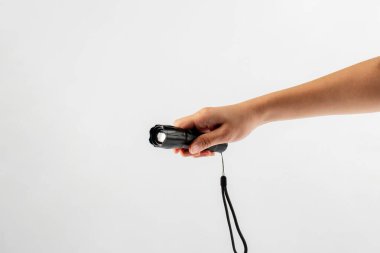 Beyaz bir arkaplanda el feneri bulunan elektrik LED feneri