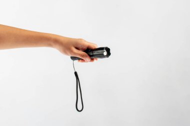 Beyaz bir arkaplanda el feneri bulunan elektrik LED feneri