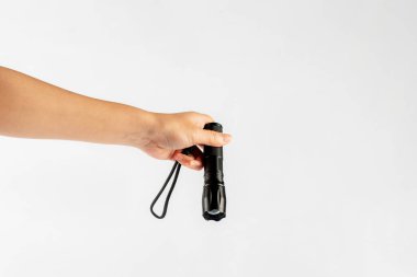 Beyaz bir arkaplanda el feneri bulunan elektrik LED feneri