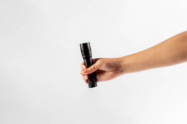 Beyaz bir arkaplanda el feneri bulunan elektrik LED feneri