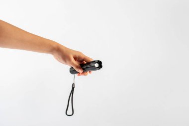 Beyaz bir arkaplanda el feneri bulunan elektrik LED feneri