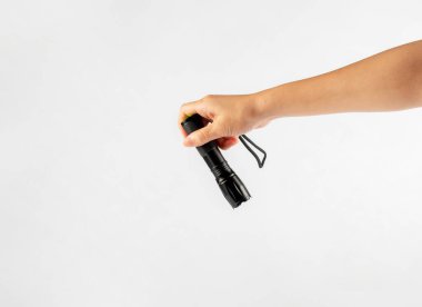 Beyaz bir arkaplanda el feneri bulunan elektrik LED feneri