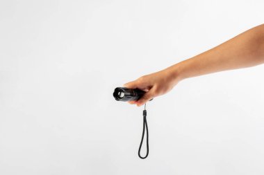 Beyaz bir arkaplanda el feneri bulunan elektrik LED feneri