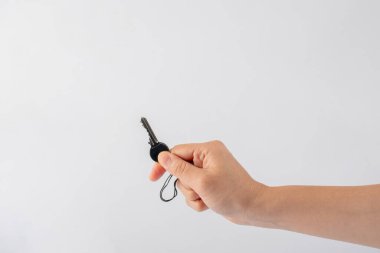 Beyaz arkaplanda elinde yüzük olan anahtar.