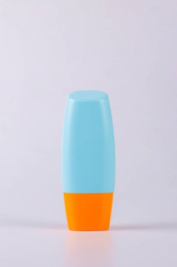 Beyaz arkaplanda nemlendirme için kozmetik ürünü içeren boş bir tüp