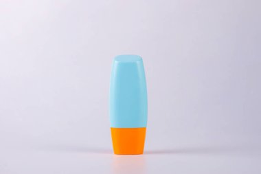 Beyaz arkaplanda nemlendirme için kozmetik ürünü içeren boş bir tüp