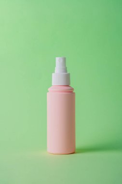 Kozmetik pembe şişe, şişe, losyon ya da yeşil arka planda şık aksesuarları olan serum.. 