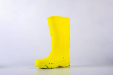 Beyaz arkaplanda izole edilmiş sarı lastik çizmeler