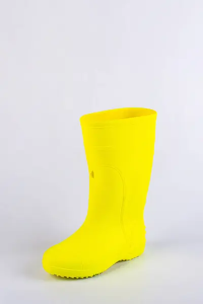 Beyaz arkaplanda izole edilmiş sarı lastik çizmeler