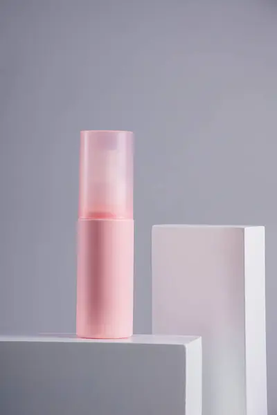Kozmetik pembe şişe, şişe, losyon veya beyaz arka planda şık aksesuarları olan serum.. 