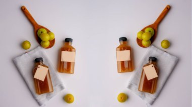 Ayurvedic Amla veya Hint Bektaşi üzümü Suyu, beyaz arka planda sağlıklı beslenme