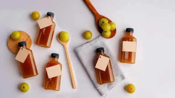 Ayurvedic Amla veya Hint Bektaşi üzümü Suyu, beyaz arka planda sağlıklı beslenme