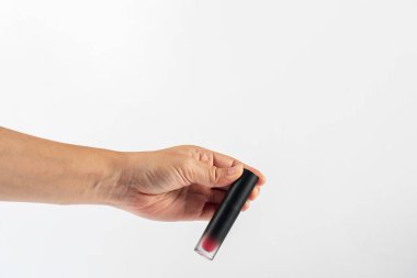 Beyaz arkaplandaki dudak parlatıcısını kapat.