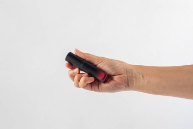 Beyaz arkaplandaki dudak parlatıcısını kapat.