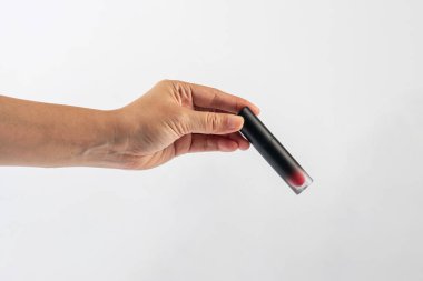 Beyaz arkaplandaki dudak parlatıcısını kapat.