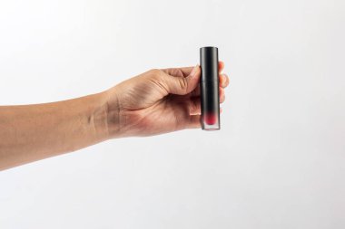 Beyaz arkaplandaki dudak parlatıcısını kapat.