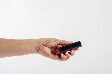 Beyaz arkaplandaki dudak parlatıcısını kapat.