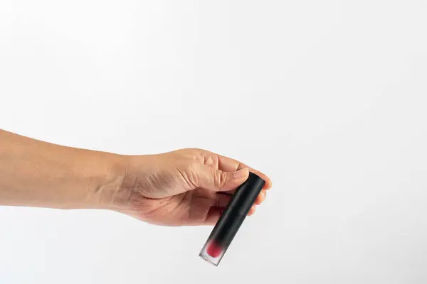 Beyaz arkaplandaki dudak parlatıcısını kapat.