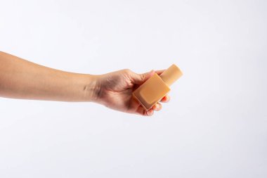 Kadınların kullandığı kozmetik krem tüpü beyaz arka planda. 