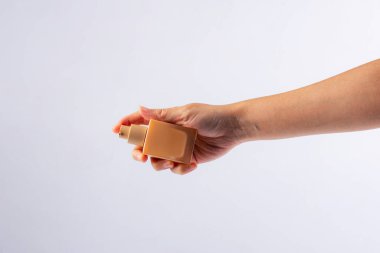 Kadınların kullandığı kozmetik krem tüpü beyaz arka planda. 