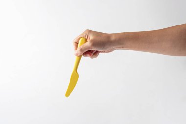 Sarı bıçak ve el beyaz arka planda izole edilmiş.. 