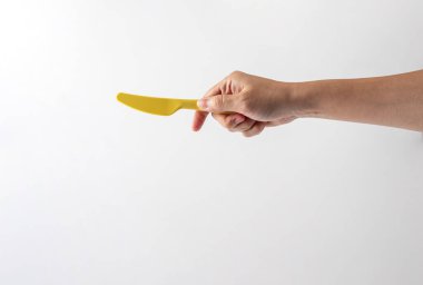 Sarı bıçak ve el beyaz arka planda izole edilmiş.. 