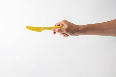 Sarı bıçak ve el beyaz arka planda izole edilmiş.. 