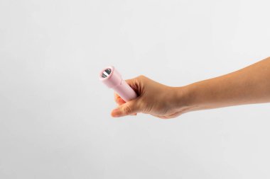 Beyaz bir arkaplanda el feneri bulunan elektrik LED feneri 