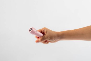 Beyaz bir arkaplanda el feneri bulunan elektrik LED feneri 