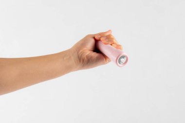 Beyaz bir arkaplanda el feneri bulunan elektrik LED feneri 