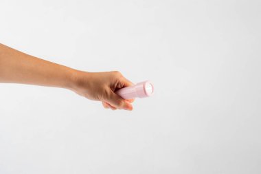 Beyaz bir arkaplanda el feneri bulunan elektrik LED feneri 