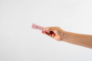 Beyaz bir arkaplanda el feneri bulunan elektrik LED feneri 