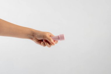 Beyaz bir arkaplanda el feneri bulunan elektrik LED feneri 