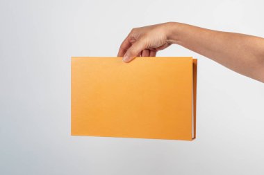 Beyaz arkaplan üzerindeki boş kitap kapağı.